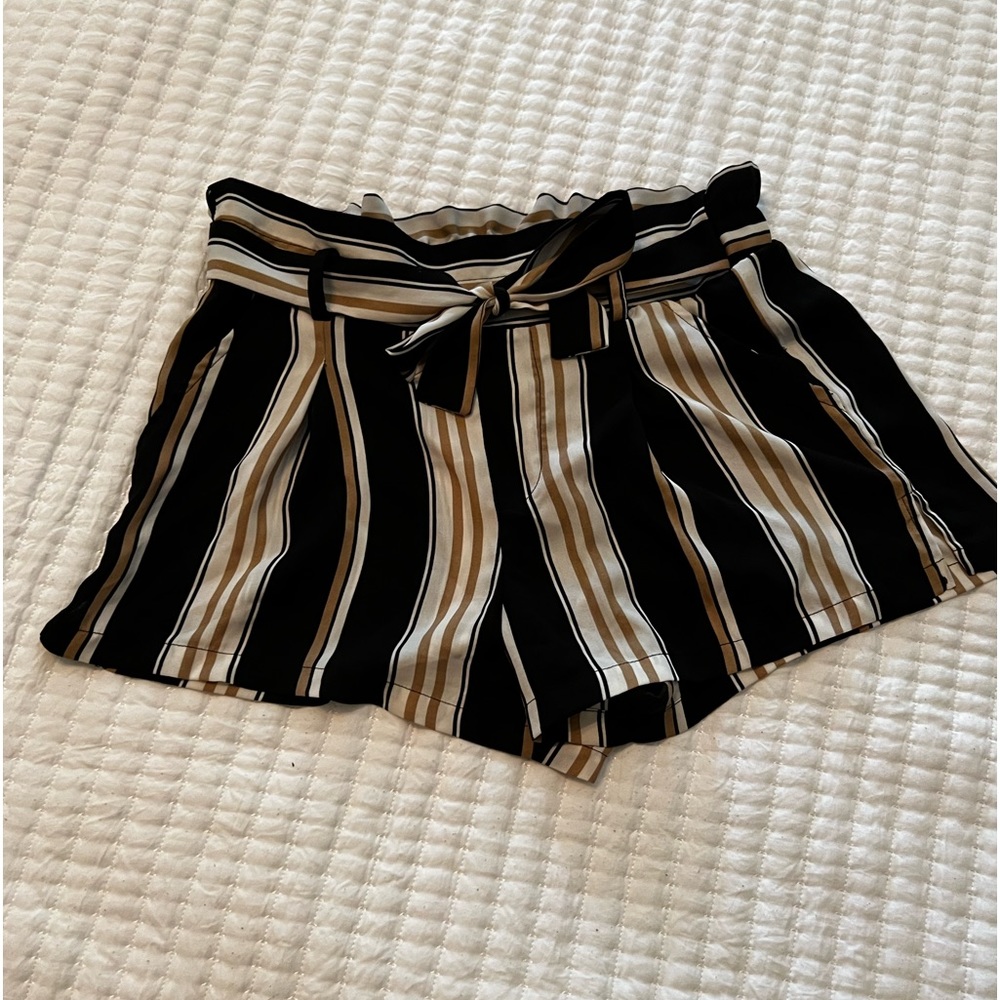 Shorts, black, tan and white. Size 9. Pockets and tie.